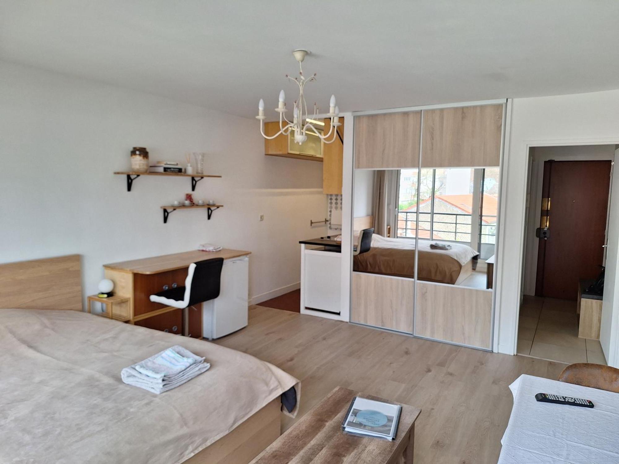 Chic Parisian Studio Retreat Bright Spacious And Secure Parking ภายนอก รูปภาพ